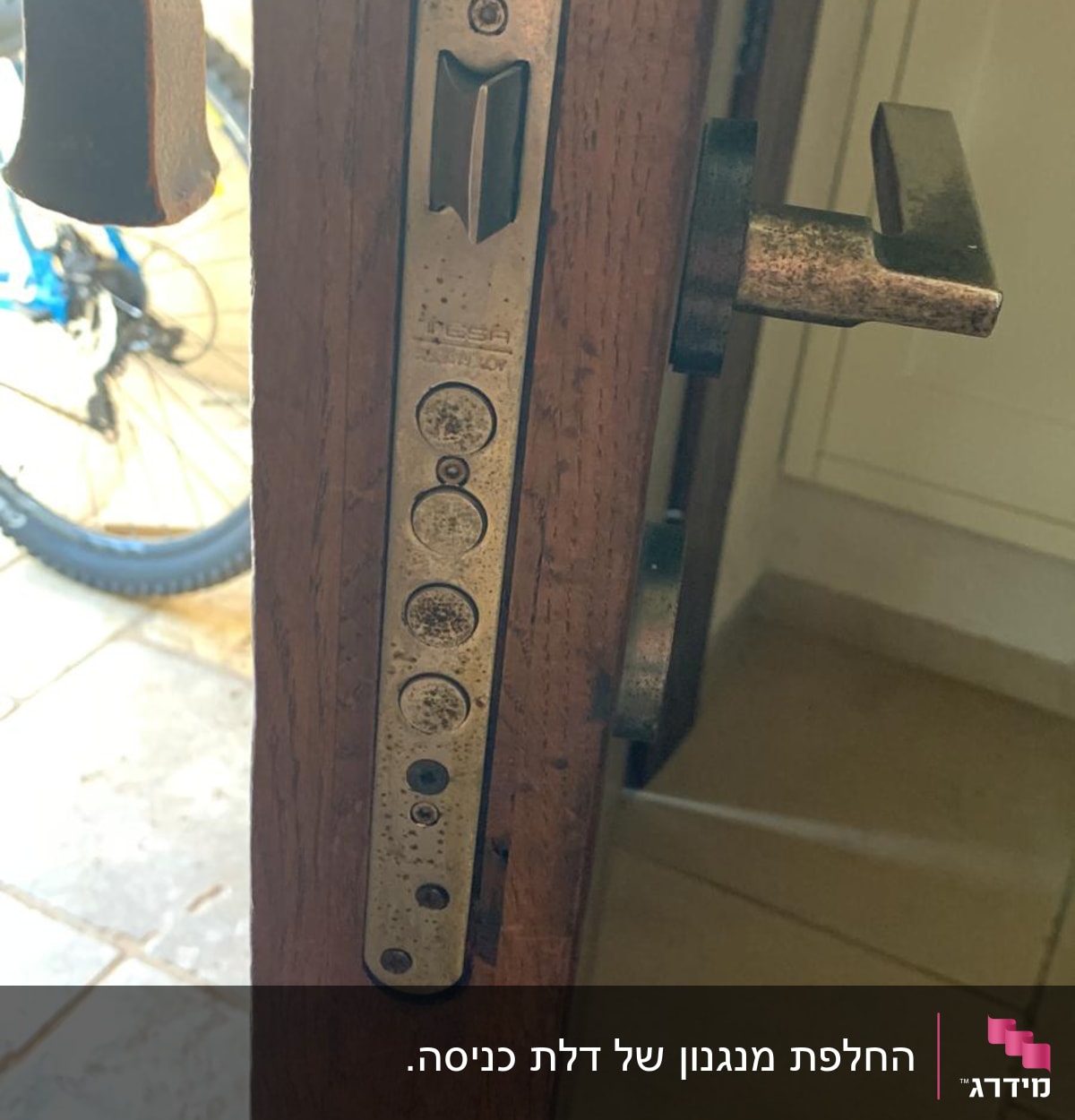 מנעול דלת מתכת עם ידית ובריחים